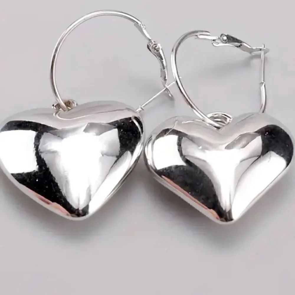 🩶 NEW silver puffy heart dangle hoop earrings 🩶